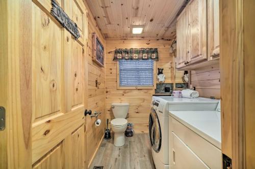 Φωτογραφία από το άλμπουμ του Woodsy Pigeon Forge Hideaway Private Hot Tub σε Pigeon Forge