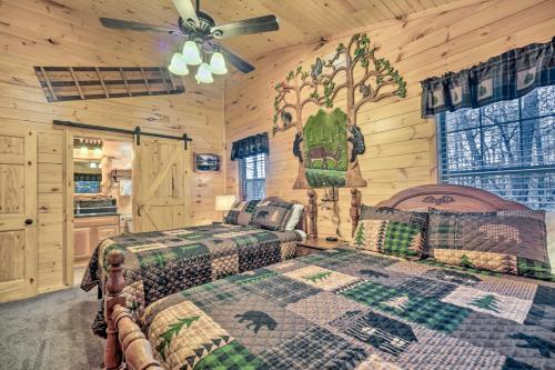 Ένα ή περισσότερα κρεβάτια σε δωμάτιο στο Woodsy Pigeon Forge Hideaway Private Hot Tub