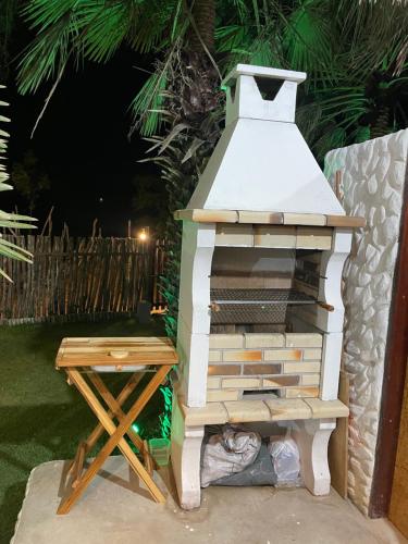 Gril dostupný pro hosty v chaty