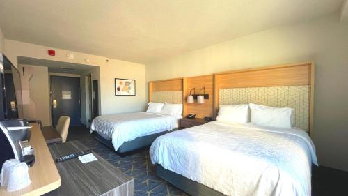 Кровать или кровати в номере Holiday Inn Hotel & Suites Chicago - Downtown by IHG
