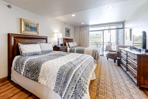 ein Hotelzimmer mit 2 Betten und einem TV in der Unterkunft Steamboat Resort Villas 608 in Steamboat Springs