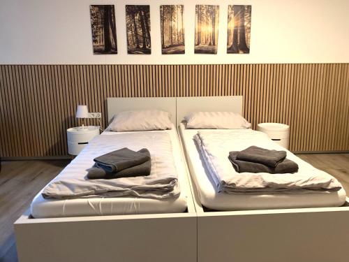 2 camas sentadas en una plataforma en una habitación en Luxus Apartment II - Netflix & Gym, en Reken