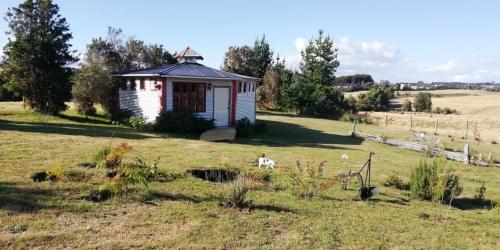 Gallery image of Cabaña junto al lago en granja agroecologica in Chonchi