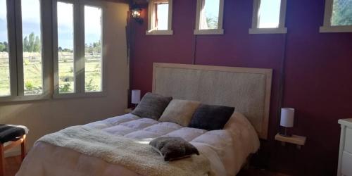 Cama o camas de una habitación en Cabaña junto al lago en granja agroecologica