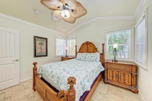 En eller flere senge i et værelse på Anna Maria Island Surfside Bungalow