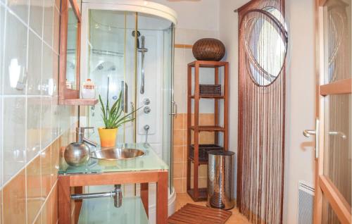 uma casa de banho com um lavatório e um chuveiro em Amazing Home In Kerlouan-neiz Vran With House Sea View em Trérohant