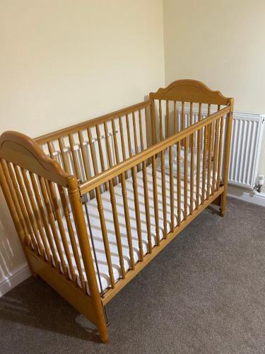 a crib in the corner of a room at The Dairy in Bagillt