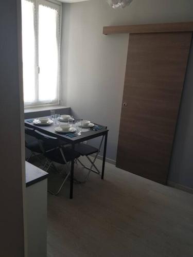 マルセイユにあるAppartement designのテーブル、窓、ドアが備わる部屋