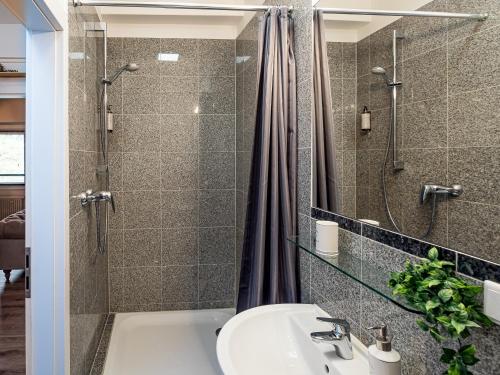 a bathroom with a sink and a shower at Fabelhafte Apartments zum wohlfühlen mit JUNIK Apartments in Duisburg