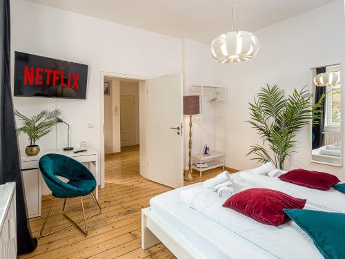 um quarto com 2 camas, uma secretária e uma cadeira em Fabelhafte Apartments zum wohlfühlen mit JUNIK Apartments em Duisburgo