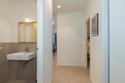A bathroom at [Luxury apartment near Duomo] Italia 38