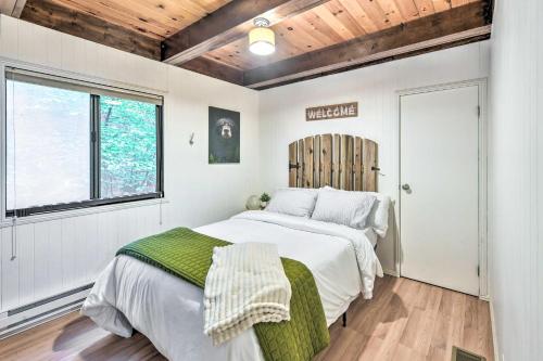 Un dormitorio con una cama grande y una ventana en Pollock Pines A-Frame Chalet with Mod Updates!, en Pollock Pines