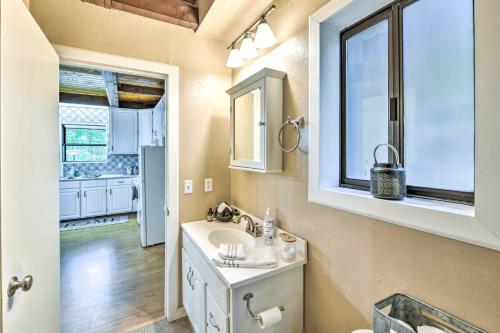 La salle de bains est pourvue d'un lavabo et d'une fenêtre. dans l'établissement Pollock Pines A-Frame Chalet with Mod Updates!, à Pollock Pines