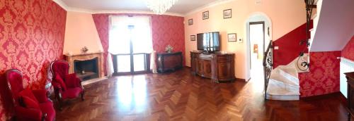 Μια τηλεόραση ή/και κέντρο ψυχαγωγίας στο La casa di Tizio, Caio e Sempronio