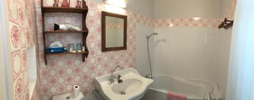 Ένα μπάνιο στο Chambres d'hôtes La Distillerie B&B