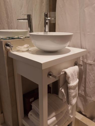 a bathroom with a bowl sink on a counter at C Cómodo depto en Mar del Plata a pasos del mar in Mar del Plata