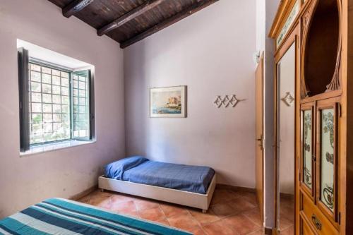sypialnia z łóżkiem i oknem w obiekcie Villa Lorenza Private beach w mieście Caronia