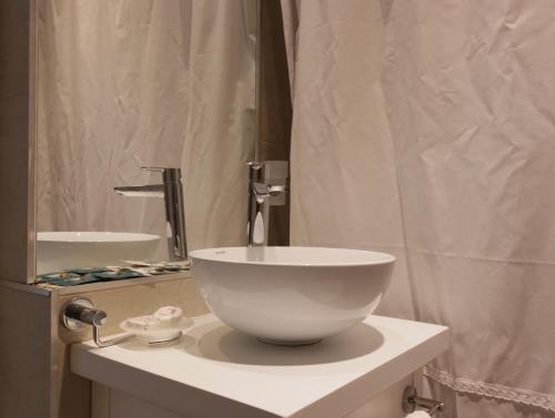 a bathroom with a white bowl sink on a counter at B Monoambiente en Mar del Plata a metros del mar in Mar del Plata