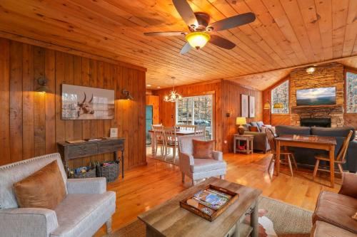 3BR Sleeps 6 Ski Cottage VIEWS – Photos 2