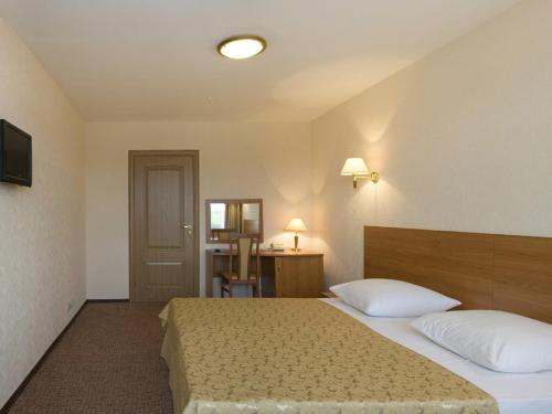 Un pat sau paturi într-o cameră la Отель Турист