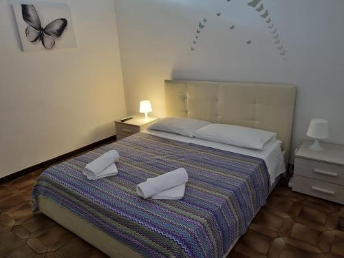 ガエータにあるLa farfallaのベッドルーム1室(スリッパ2枚付)