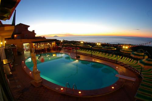 Výhled na bazén z ubytování Hotel Orizzonte Blu nebo okolí