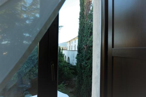 an open door with a view of a house at Hostel il Tetto in Melfi