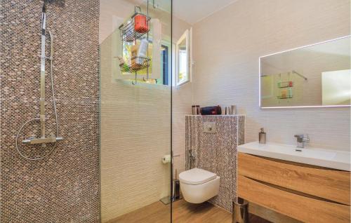 サン・フロランにあるStunning Home In St Florent With 5 Bedrooms, Wifi And Outdoor Swimming Poolのバスルーム(シャワー、トイレ、シンク付)