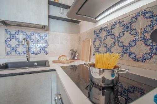 A kitchen or kitchenette at Masseria La Scalella - Fortificato