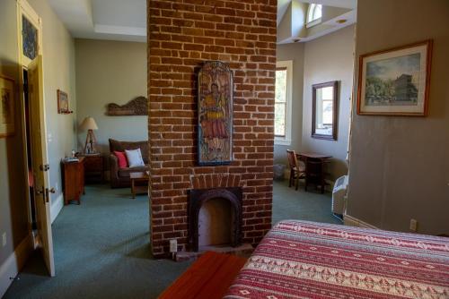 Habitación con chimenea de ladrillo en un dormitorio en The Lookout Inn en Nueva Orleans