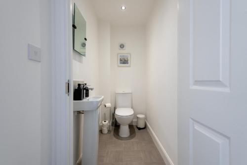 biała łazienka z toaletą i umywalką w obiekcie Bell Road w mieście Durham