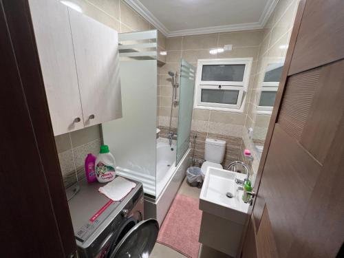 Baño pequeño con lavabo y aseo en Families Only - Rehab 2 - Two Bedrooms Flat for you en Burg el-Ḥudûd
