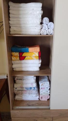 a cabinet filled with towels and folded towels at Casa em Condomínio com Piscina Privativa in Araruama