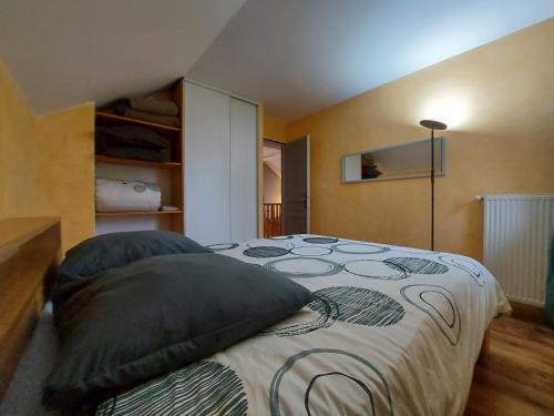 een slaapkamer met een groot bed in een kamer bij Entre lac et montagne, chaleureuse maison 3 pièces avec très belle vue lac d'Annecy. Terrasse, jardin, parking, cheminée, barbecue …. in Saint-Jorioz