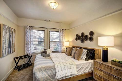 um quarto com uma cama grande e uma janela em Charming 2Bed French Colonial Apartment in Desirable Midtown Sacramento em Sacramento