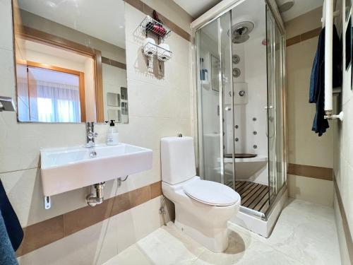 e bagno con servizi igienici, lavandino e doccia. di Fabuloso apartamento completo centro ciudad a Móstoles