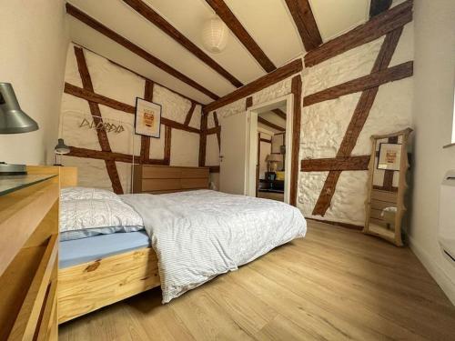 a bedroom with a bed and a wooden floor at nouvel appartement, Le Colombage Heureux in Sélestat