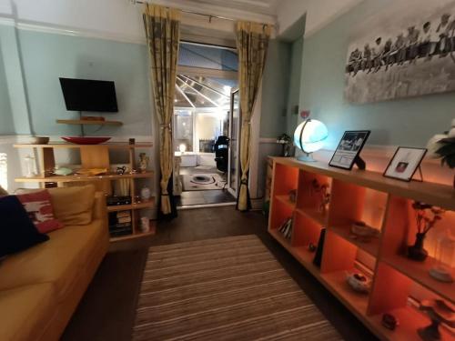 TV/trung tâm giải trí tại Big fireplace aga hot tub wet room barn garage