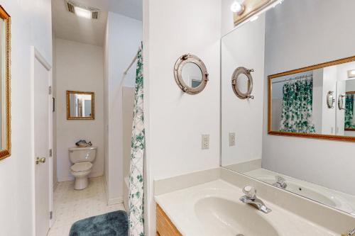La salle de bains blanche est pourvue d'un lavabo et de toilettes. dans l'établissement A Kerr Home, à Moneta