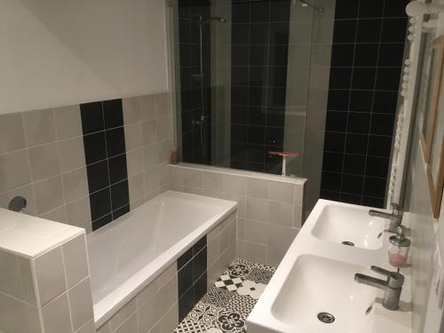 une salle de bain avec un lavabo et une baignoire et un lavabo dans l'établissement Nicely renovated wine-grower house, à Fargues-Saint-Hilaire