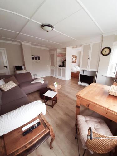 a living room with a couch and a table at B&B de Maalderi-je in Winterswijk