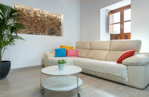 - un salon avec un canapé et une table dans l'établissement CASA ISABEL, à Haría