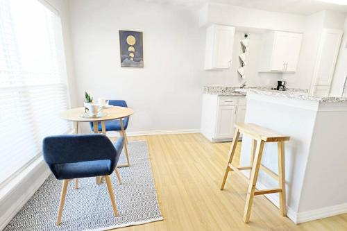 a kitchen with a table and chairs in a room at Global Cup The City Escape & Arboretum Tickets Included in Dallas