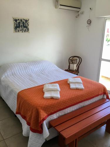 1 dormitorio con 1 cama con 2 toallas en Casa México en Paraná