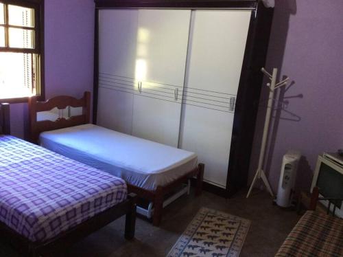 a bedroom with two twin beds and a window at Chácara Camargo Silva in Mairiporã