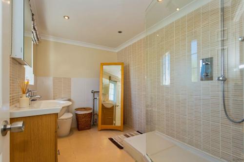 Bilik mandi di CROYDE MEADOWBANK 4 Bedrooms
