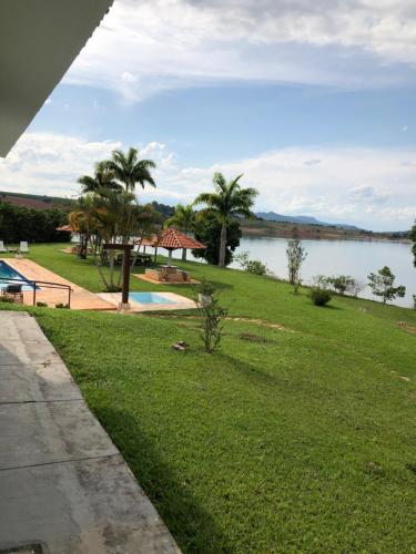 a view of a park with a body of water at Villa Interlagos de Minas in Guapé