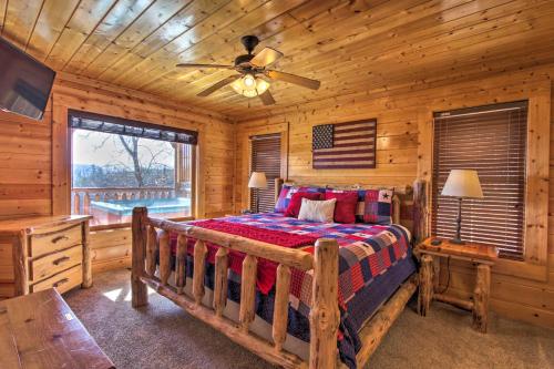 una camera con un letto in una baita di tronchi di Pigeon Forge Mountain Cabin Hot Tub and Resort Pool a Sevierville