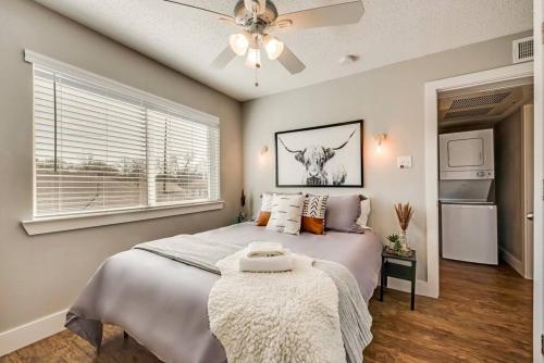 Ένα ή περισσότερα κρεβάτια σε δωμάτιο στο Heart of Dallas Flat Close to Baylor Hospital