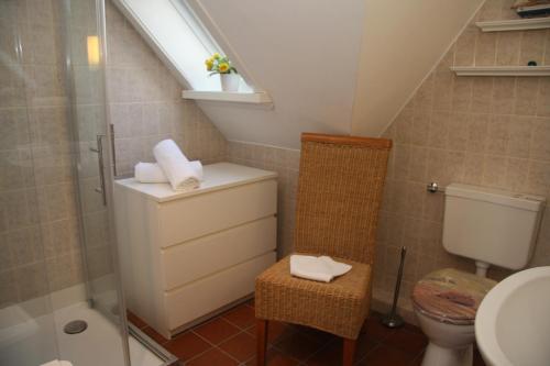 a bathroom with a toilet and a sink at Haus am Watt in Munkmarsch